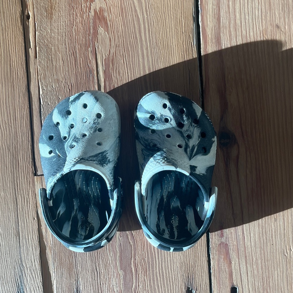Marbled black and white crocs, toddler 4